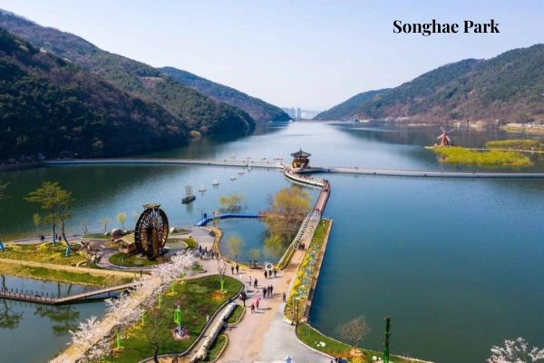 Songhae Park lake and floating bridge — one of the top 10 places you must visit in Daegu