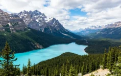Banff National Park travel guide scenic turquoise lake and mountain landscape